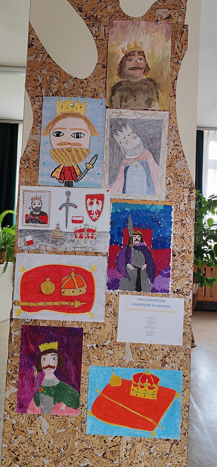 Na tablicy korkowej prace dzieci z klas 1-4 przedstawiające ich wyobrażenie króla Bolesława Chrobrego oraz insygnia koronacyjne -berło, jabłko, korona.