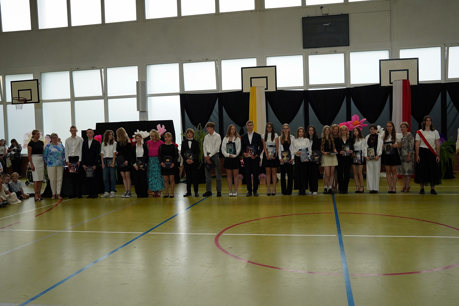 Zdjęcie grupowe nagrodzonych uczniów.