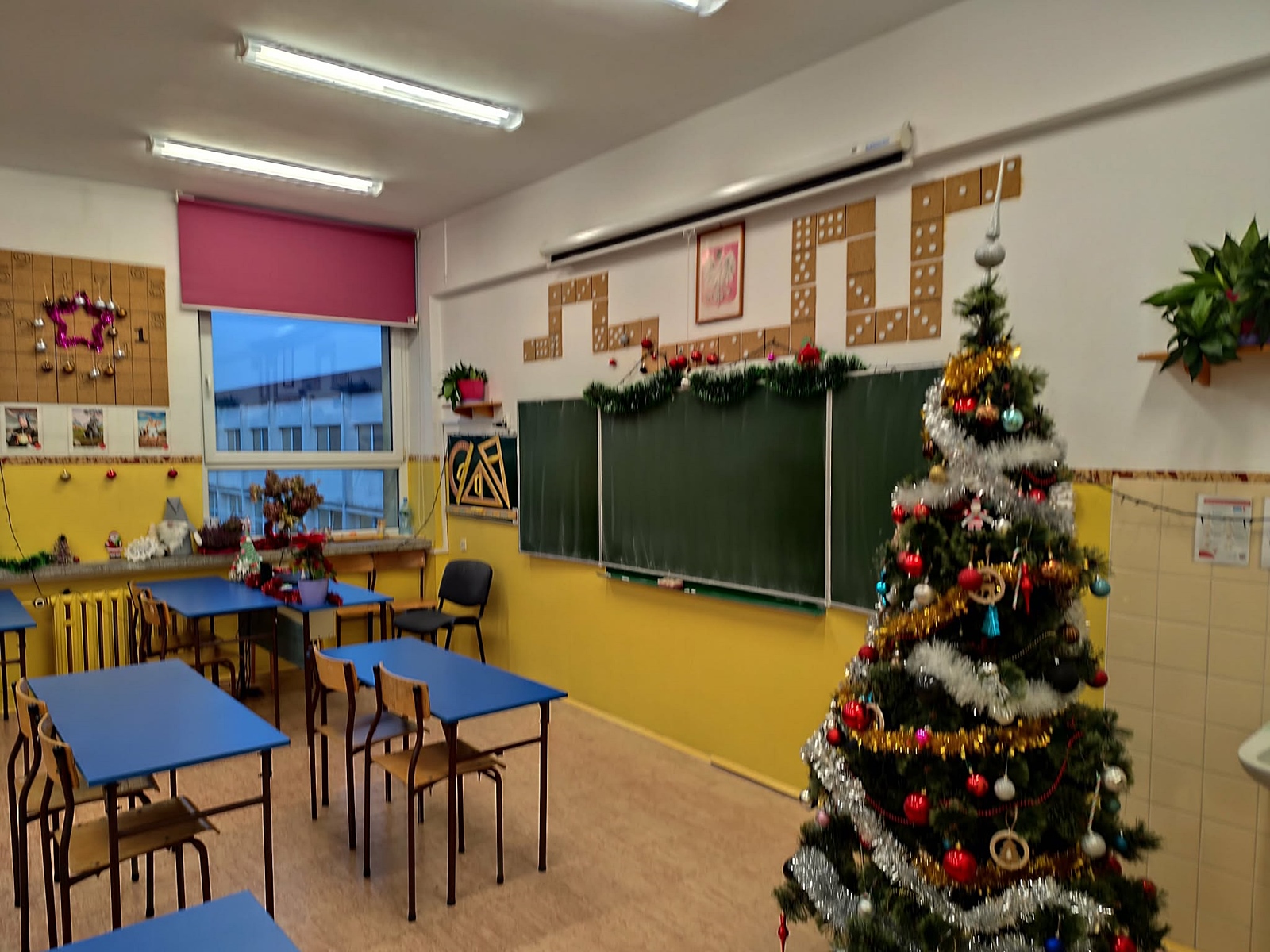 Udekorowana świątecznie sala lekcyjna - w centralnym punkcie bogato zdobiona choinka.
