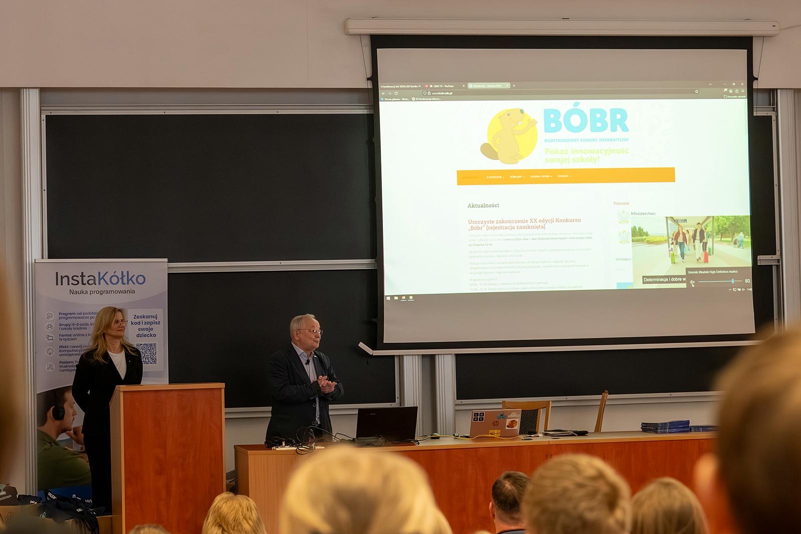 Profesor Maciej M. Sysło podczas wykładu. Na dużym ekranie logo konkursu "Bóbr".