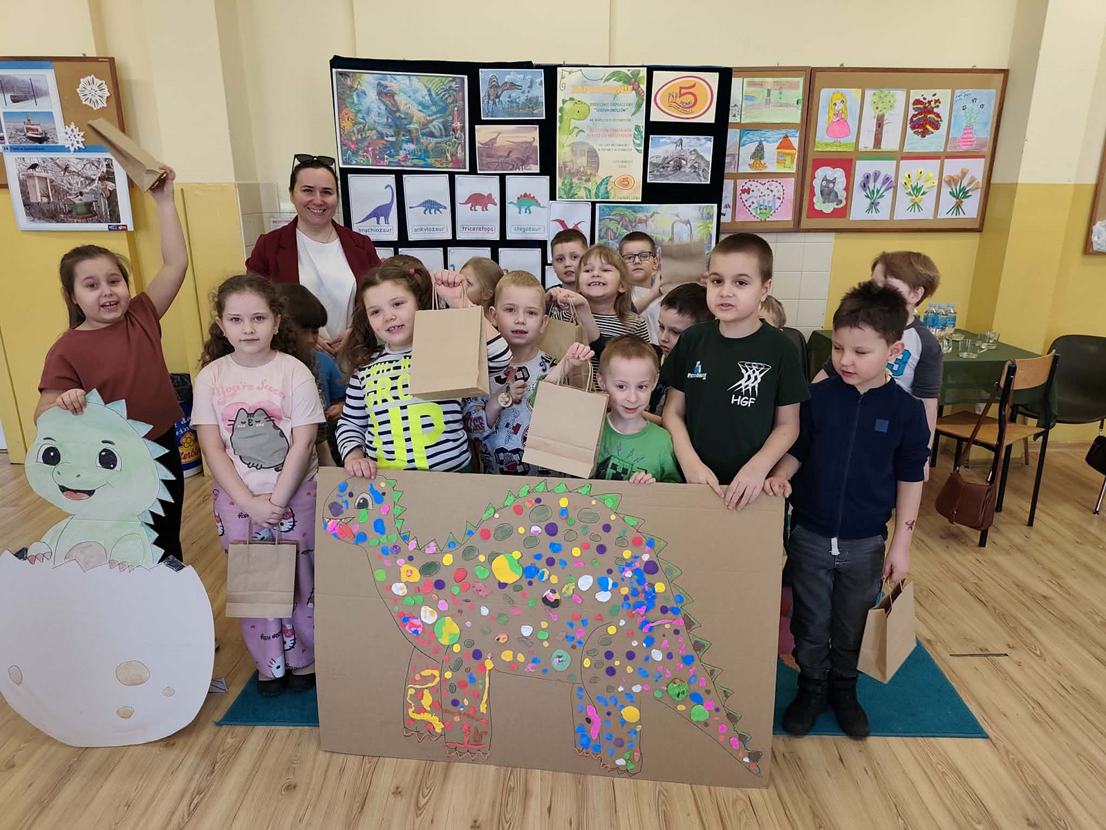 Zdjęcie grupowe dzieci i organizatorów z warsztatów z okazji Dnia Diozaura.