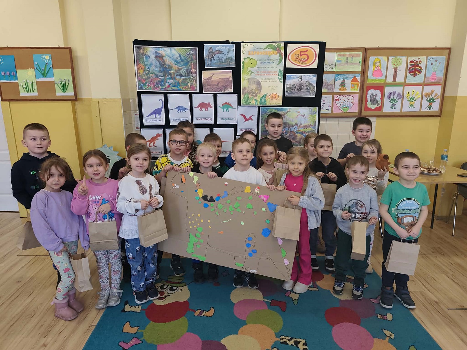 Zdjęcie grupowe dzieci i organizatorów z warsztatów z okazji Dnia Diozaura.