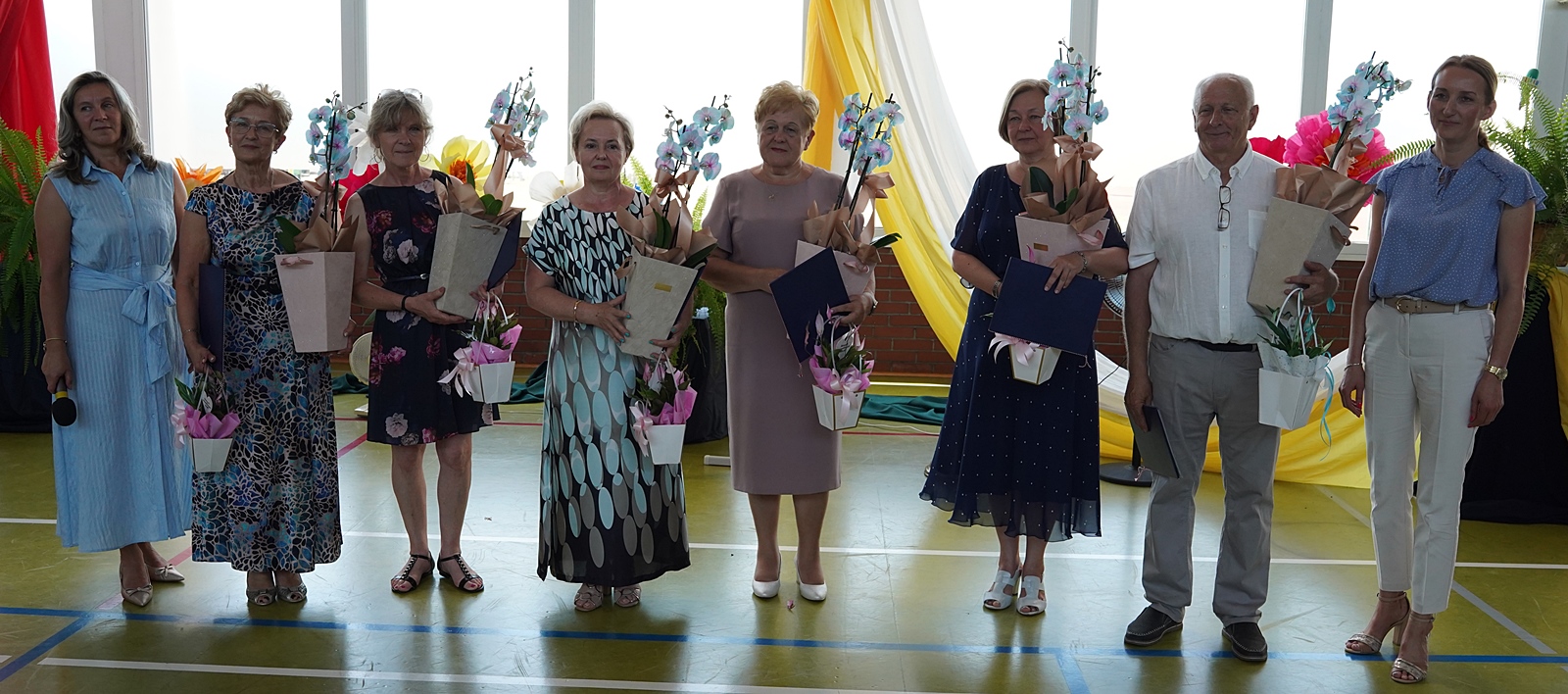 Moment pożegnania nauczycielek i pracownika szkoły podczas uroczystego zakończenia roku szkolnego.